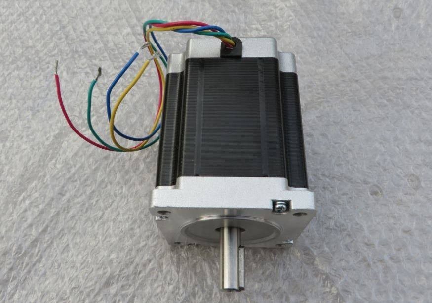 多臺步進電機可以用一個驅動器控制嗎？